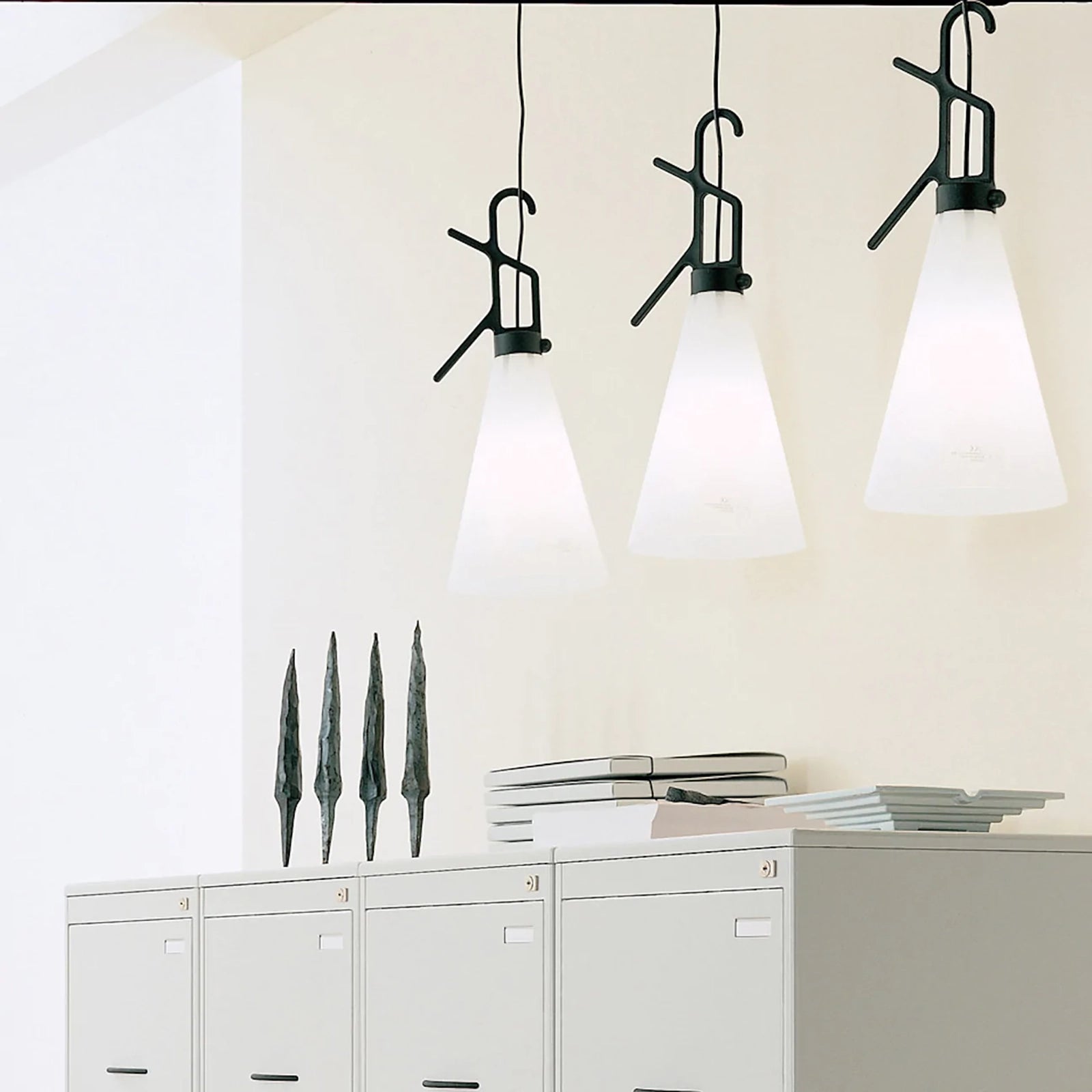 FLOS（フロス）MAYDAY（メイデイ）ブラック｜Konstantin Grcic | THE CONRAN SHOP(コンランショップ) |  The Conran Shop